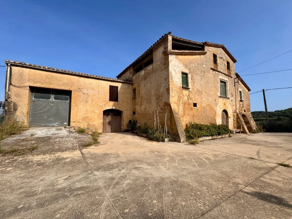Castell d’Empordà historic masia — complete exterior restoration: existing property photograph